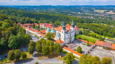 Güneşli bir günde Polonya 'daki Kalwaria Zebrzydowska manastırı.