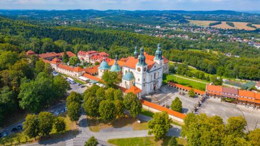 Güneşli bir günde Polonya 'daki Kalwaria Zebrzydowska manastırı.