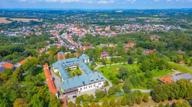 Güneşli bir günde Polonya 'daki Kalwaria Zebrzydowska manastırı.