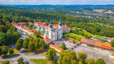 Güneşli bir günde Polonya 'daki Kalwaria Zebrzydowska manastırı.