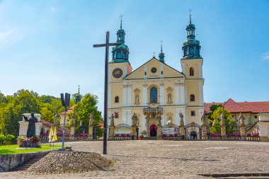 Güneşli bir günde Polonya 'daki Kalwaria Zebrzydowska manastırı.