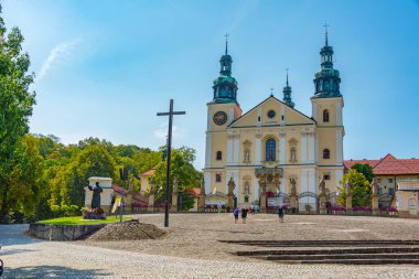 Güneşli bir günde Polonya 'daki Kalwaria Zebrzydowska manastırı.