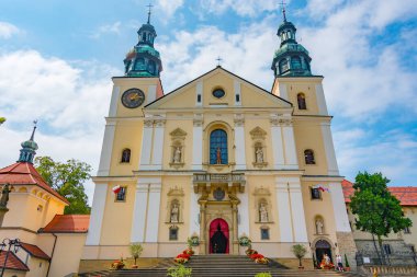 Güneşli bir günde Polonya 'daki Kalwaria Zebrzydowska manastırı.
