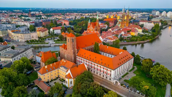 Wroclaw 'ın merkezinde Kum, Wroclaw katedrali ve Wroclaw, Poland.IMAGE' deki Aziz Bartholomew kilisesi üzerinde Roma Katolik kilisesi NMP ile günbatımı manzarası.
