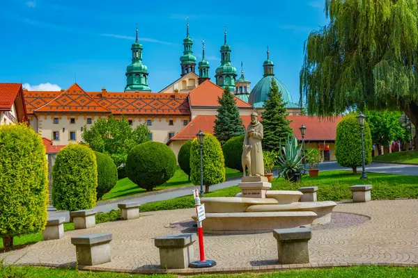 Güneşli bir günde Polonya 'daki Kalwaria Zebrzydowska manastırı.