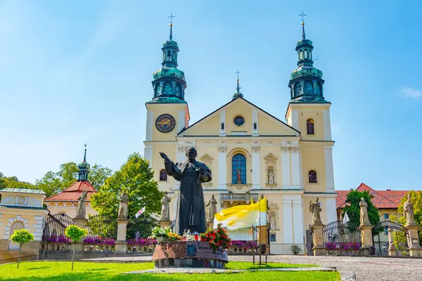 Güneşli bir günde Polonya 'daki Kalwaria Zebrzydowska manastırı.