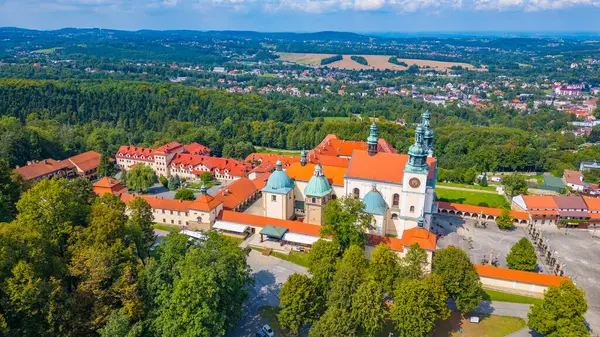 Güneşli bir günde Polonya 'daki Kalwaria Zebrzydowska manastırı.
