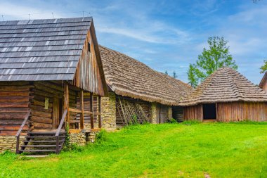 Nowy Sacz, Poland.IMAGE 'deki Sadecki Ethnographic Park' taki tarihi binalar.