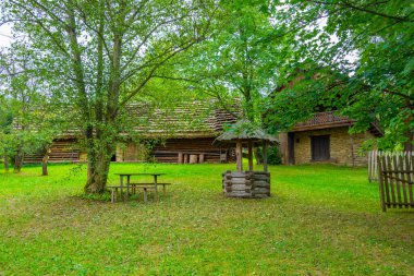 Nowy Sacz, Poland.IMAGE 'deki Sadecki Ethnographic Park' taki tarihi binalar.