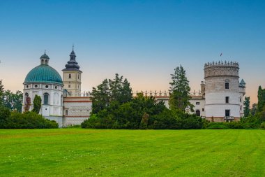 Poland.IMAGE 'deki Krasiczyn kalesinde gün doğumu.