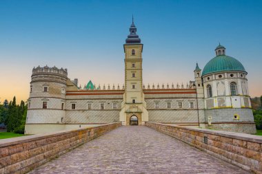 Poland.IMAGE 'deki Krasiczyn kalesinde gün doğumu.