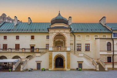 Poland.IMAGE 'deki Krasiczyn kalesinde gün doğumu.