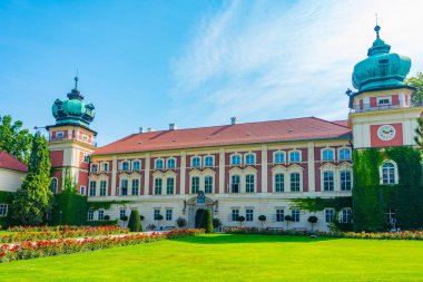 Güneşli bir günde Polonya 'daki Lancut Kalesi.