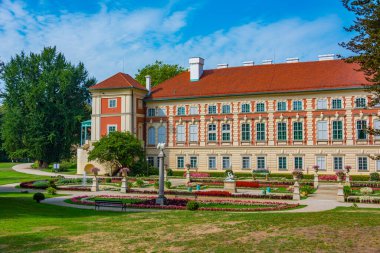 Güneşli bir günde Polonya 'daki Lancut Kalesi.
