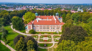 Güneşli bir günde Polonya 'daki Lancut Kalesi.