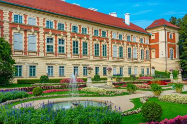 Güneşli bir günde Polonya 'daki Lancut Kalesi.