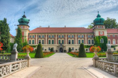 Güneşli bir günde Polonya 'daki Lancut Kalesi.