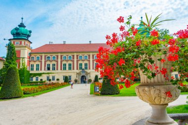 Güneşli bir günde Polonya 'daki Lancut Kalesi.