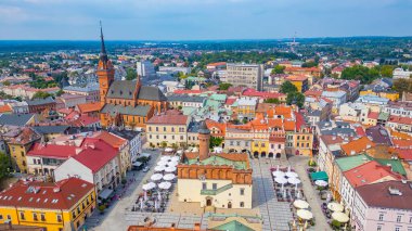 Güneşli bir günde Polonya şehri Tarnow 'un panorama manzarası.