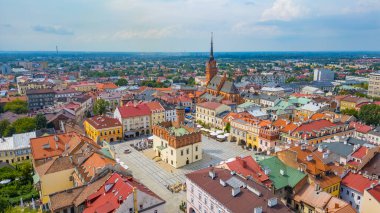 Güneşli bir günde Polonya şehri Tarnow 'un panorama manzarası.