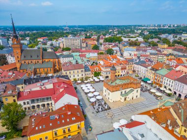 Güneşli bir günde Polonya şehri Tarnow 'un panorama manzarası.