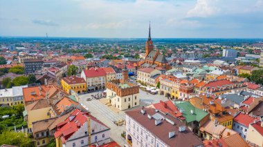 Güneşli bir günde Polonya şehri Tarnow 'un panorama manzarası.