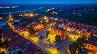 Sandomierz, Poland.IMAGE 'deki Rynek Meydanı' nın günbatımı görünümü