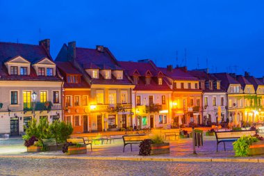 Sandomierz, Poland.IMAGE 'deki Rynek Meydanı' ndaki renkli evlerin gün batımı manzarası