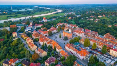 Sandomierz, Poland.IMAGE 'deki Rynek Meydanı' nın günbatımı görünümü