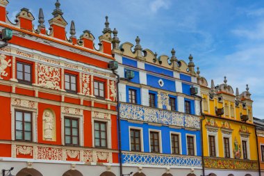 Zamosc, Poland.IMAGE 'deki Rynek Meydanı' ndaki renkli evler