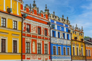Zamosc, Poland.IMAGE 'deki Rynek Meydanı' ndaki renkli evler