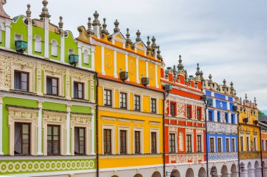 Zamosc, Poland.IMAGE 'deki Rynek Meydanı' ndaki renkli evler