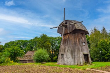Poland.IMAGE 'deki Lublin Village Açık Hava Müzesi' nde ahşap yel değirmeni.