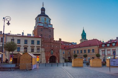 Lublin, Poland.IMAGE 'deki Krakow kapısının gün batımı görüntüsü