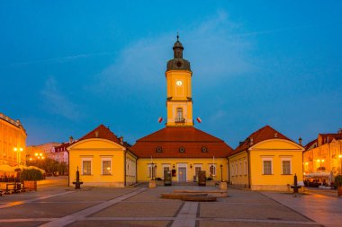 Bialystok, Poland.IMAGE 'da Rynek Kosciuszki Meydanı' ndaki belediye binasının gün doğumu manzarası