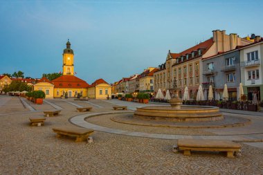 Bialystok, Poland.IMAGE 'da Rynek Kosciuszki Meydanı' ndaki belediye binasının gün doğumu manzarası