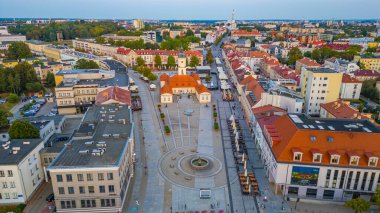 Bialystok, Poland.IMAGE 'da Rynek Kosciuszki Meydanı' ndaki belediye binasının gün doğumu manzarası