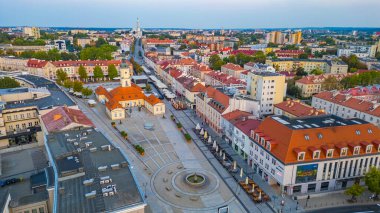 Bialystok, Poland.IMAGE 'da Rynek Kosciuszki Meydanı' ndaki belediye binasının gün doğumu manzarası