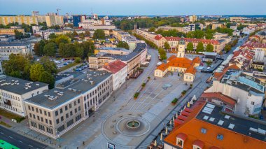 Bialystok, Poland.IMAGE 'da Rynek Kosciuszki Meydanı' ndaki belediye binasının gün doğumu manzarası