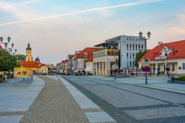 Bialystok, Poland.IMAGE 'da Rynek Kosciuszki Meydanı' ndaki belediye binasının gün doğumu manzarası
