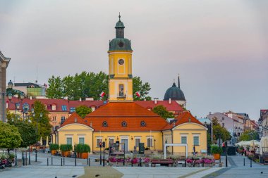 Bialystok, Poland.IMAGE 'da Rynek Kosciuszki Meydanı' ndaki belediye binasının gün doğumu manzarası