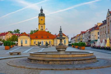 Bialystok, Poland.IMAGE 'da Rynek Kosciuszki Meydanı' ndaki belediye binasının gün doğumu manzarası