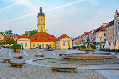 Bialystok, Poland.IMAGE 'da Rynek Kosciuszki Meydanı' ndaki belediye binasının gün doğumu manzarası