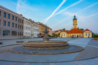 Bialystok, Poland.IMAGE 'da Rynek Kosciuszki Meydanı' ndaki belediye binasının gün doğumu manzarası