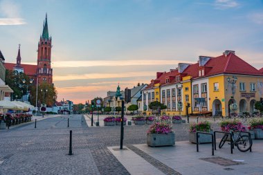 Bialystok, Poland.IMAGE 'daki ana meydandan bakıldığında, Kutsal Bakire Meryem' in Varsayımının Katedral Bazilikası 'nın gün doğumu görüntüsü.