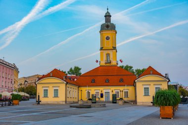 Bialystok, Poland.IMAGE 'da Rynek Kosciuszki Meydanı' ndaki belediye binasının gün doğumu manzarası
