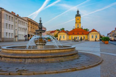 Bialystok, Poland.IMAGE 'da Rynek Kosciuszki Meydanı' ndaki belediye binasının gün doğumu manzarası