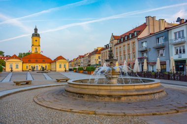 Bialystok, Poland.IMAGE 'da Rynek Kosciuszki Meydanı' ndaki belediye binasının gün doğumu manzarası