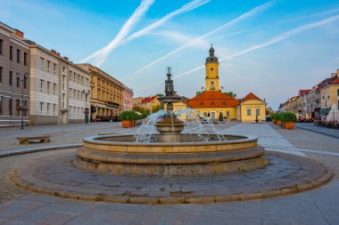 Bialystok, Poland.IMAGE 'da Rynek Kosciuszki Meydanı' ndaki belediye binasının gün doğumu manzarası