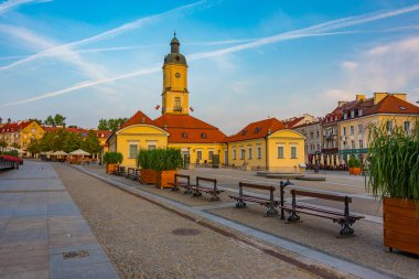 Bialystok, Poland.IMAGE 'da Rynek Kosciuszki Meydanı' ndaki belediye binasının gün doğumu manzarası